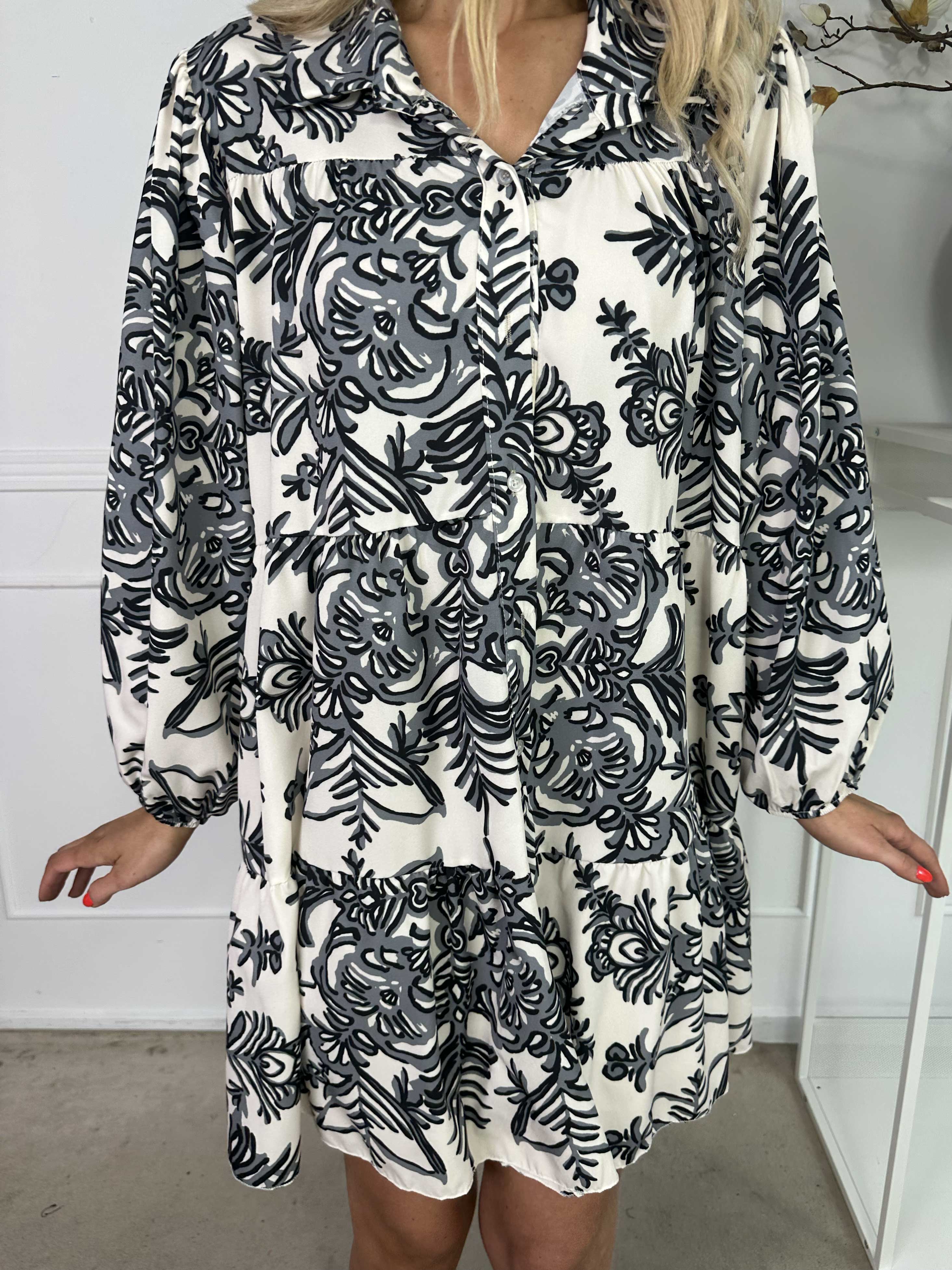 Sophie - Mönstrad skjortklänning i viskosblandning med volangkant